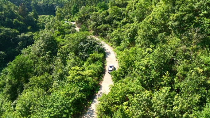 4k法院车子行驶在大山