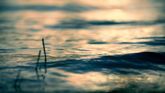 水面夕阳湖面光斑平静波光水浪拍打波光粼粼