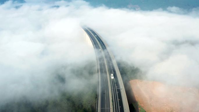 云间穿梭的公路