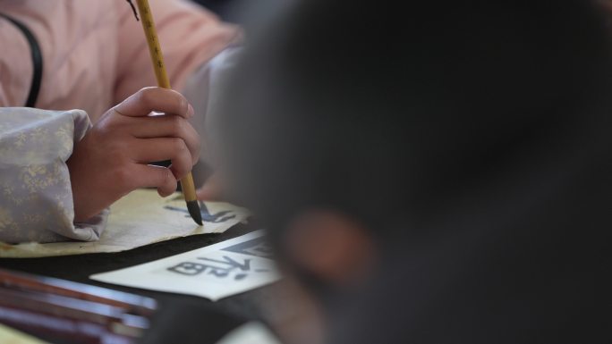 学校书法课学生手拿毛笔写字特写实拍原素材