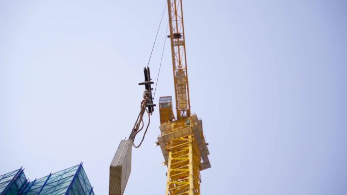 施工现场钢筋装修工地繁忙焊接切割工人塔吊