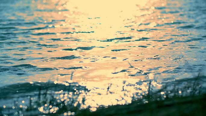 水光夕阳湖面水面光斑水浪波光江面特写