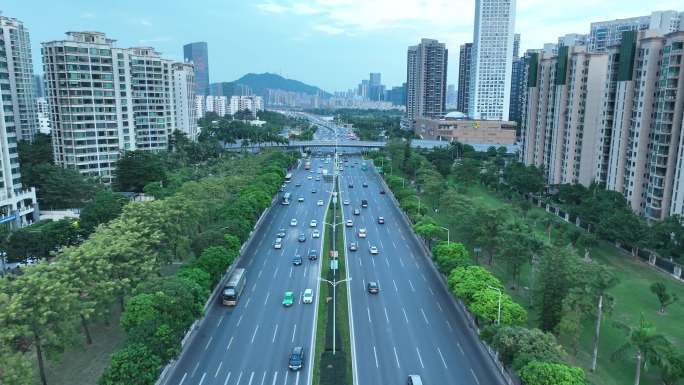 傍晚城市道路航拍城市交通车流多车道八车道