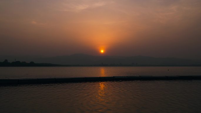 【4K】夕阳落日余晖湖水波光粼粼金灿灿