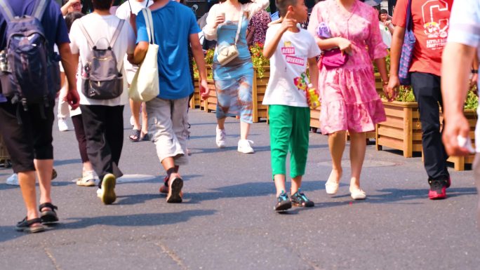 城市夏天暑假酷暑高温炎热街道人群人流汽车