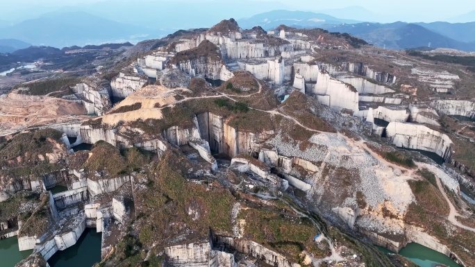 废弃矿山石场