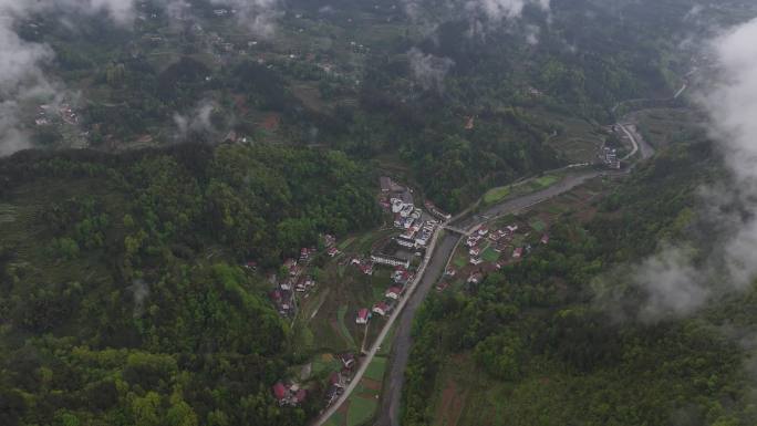 雨后山景，云低能见度还高