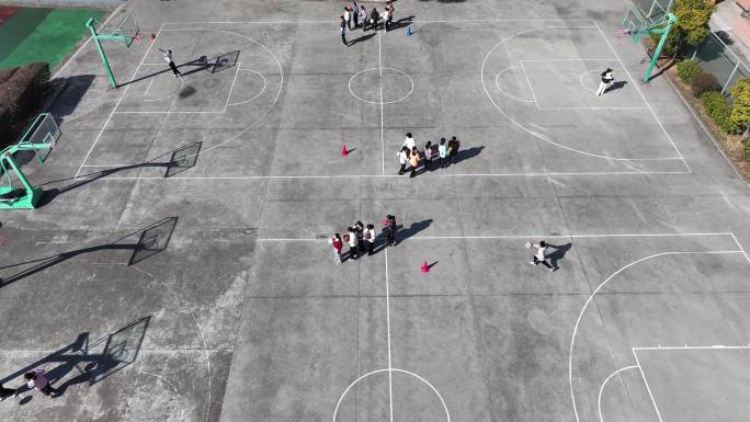 农村学校水泥地面篮球场学生投篮比赛实拍