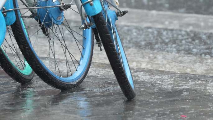 下雨天共享单车