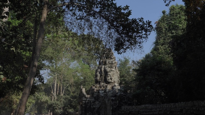 柬埔寨暹粒吴哥窟高棉王朝庙宇门口微笑石雕