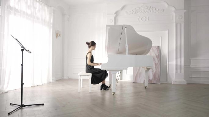 年轻女人在白色房间弹钢琴