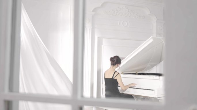年轻女人在白色房间弹钢琴背影