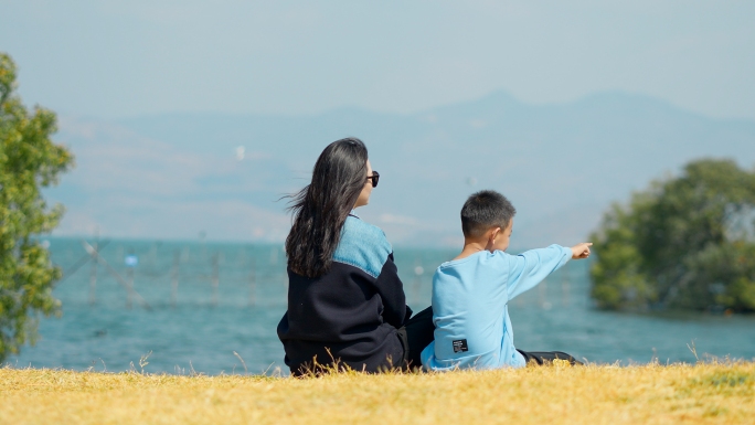 亲子时光海边喂海鸥