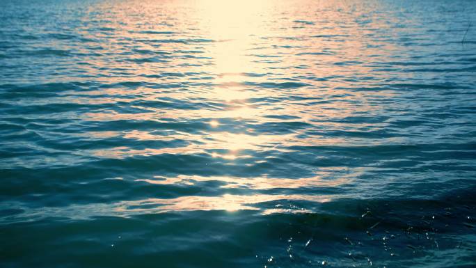 夕阳光斑湖面平静水浪水面江面波光粼粼
