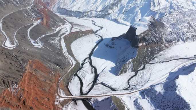 航拍新疆冬季安集海大峡谷红色山脉雪山河流