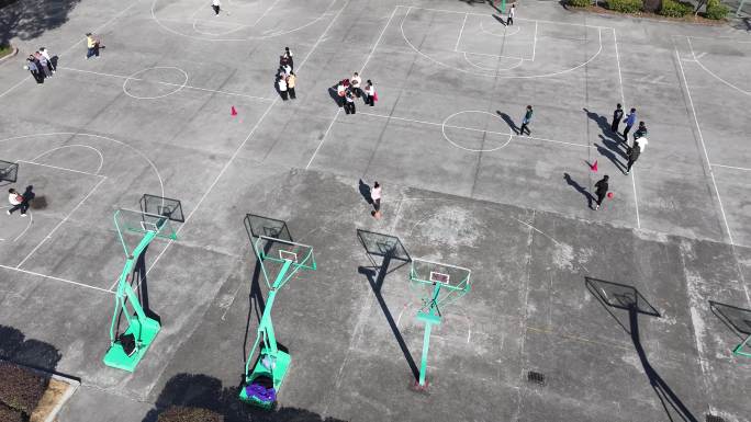 农村学校水泥地面篮球场学生打球投篮实拍