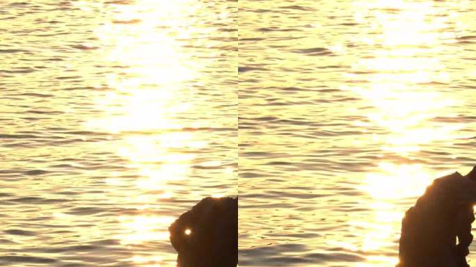 日落时分海上收网的渔民