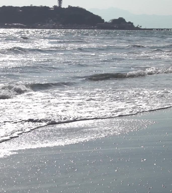日本镰仓海边，大海拍打沙滩