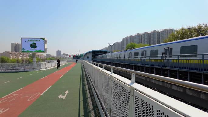4K自行车专用路与北京地铁同框