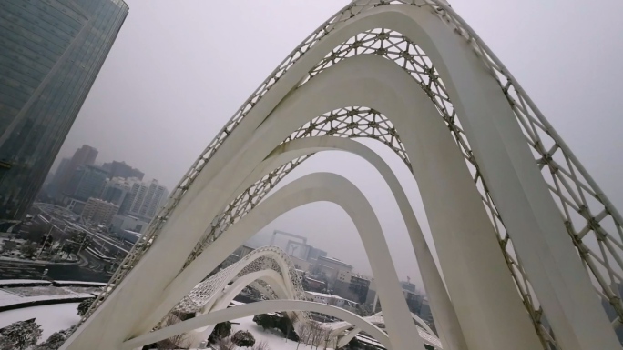 光谷广场雪景穿越机穿梭机武汉地标城市雕塑