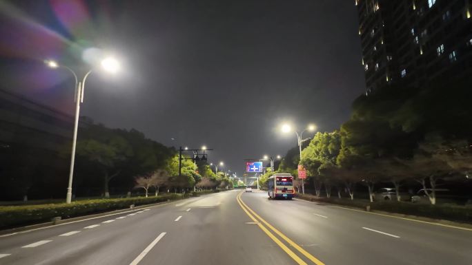 城市夜晚开车第一视角汽车窗外沿途风景马路