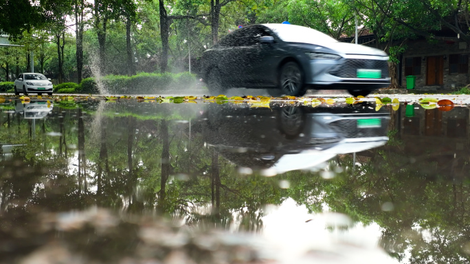 道路积水车辆经过溅起水花