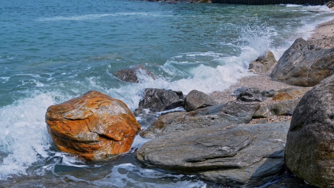 海水海浪冲刷海岸沙滩礁石