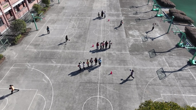 农村学校水泥地面篮球场学生体育课投篮实拍