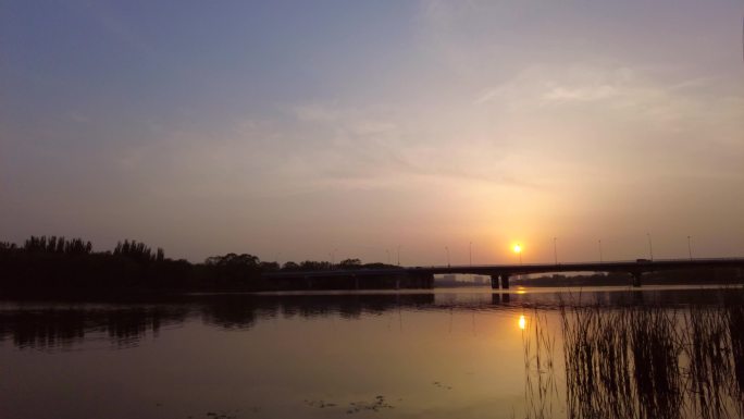 河边落日余晖夕阳西下黄昏傍晚时光金色水面