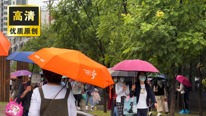 中学生开学学生雨天上学 高学生上学进校门