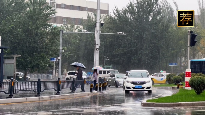 街道雨天行车驾驶车辆雨天行人在马路上行走