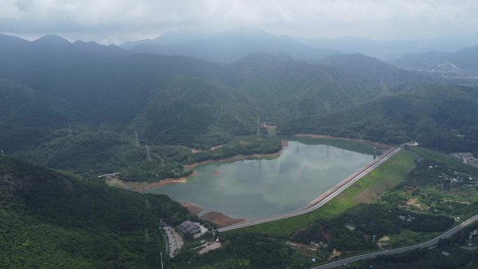 广东东莞：航拍青山环绕的清溪湖