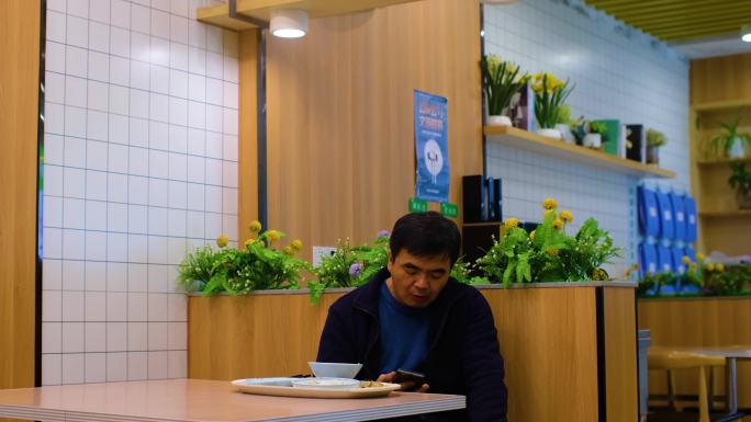 顾客在顺旺基餐厅用餐视频素材连锁快餐饭店