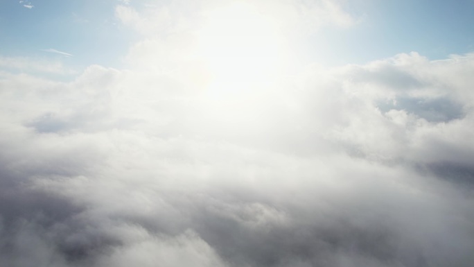 无人机穿越云层晴朗天气
