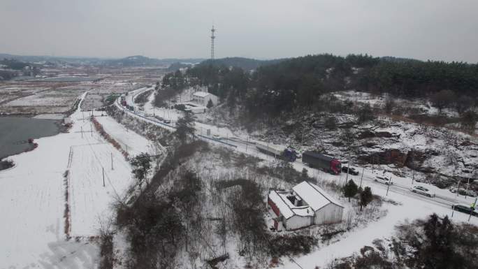 雪天道路积雪结冰车辆打滑堵车场景4k航拍