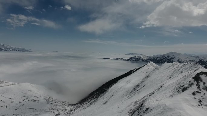 云雾雪山雪景