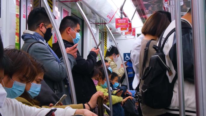 城市乘坐地铁玩手机的年轻人49