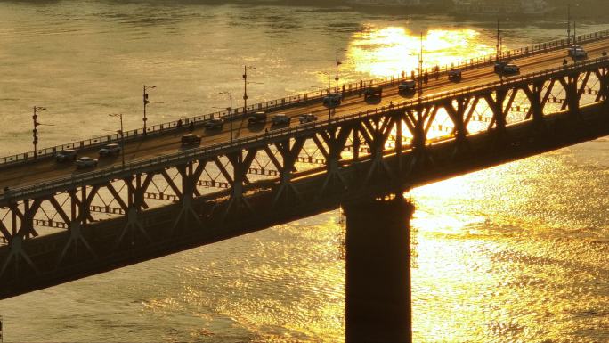 武汉长江大桥火车驶过日出龟山电视塔