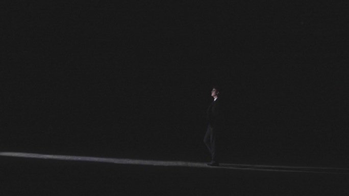 男人在黑暗中走路行走