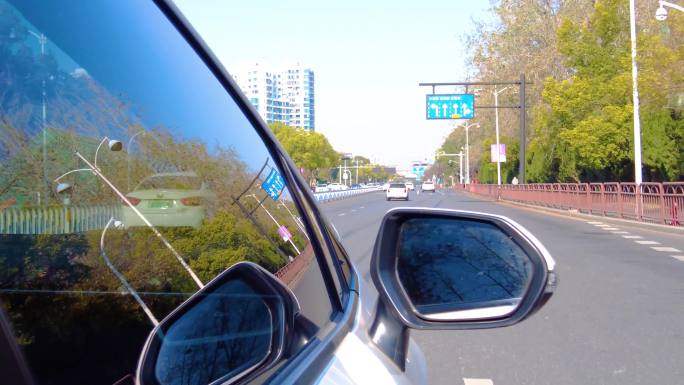 开车第一视角汽车行驶在马路上面后视镜视角