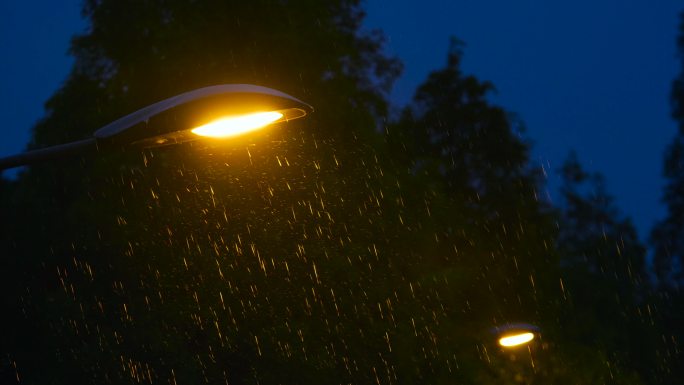 雨天雨夜雨景路灯