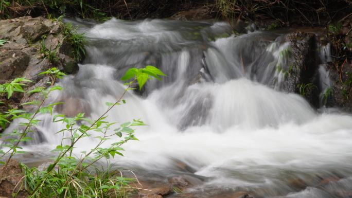 山谷溪流泉水叮咚