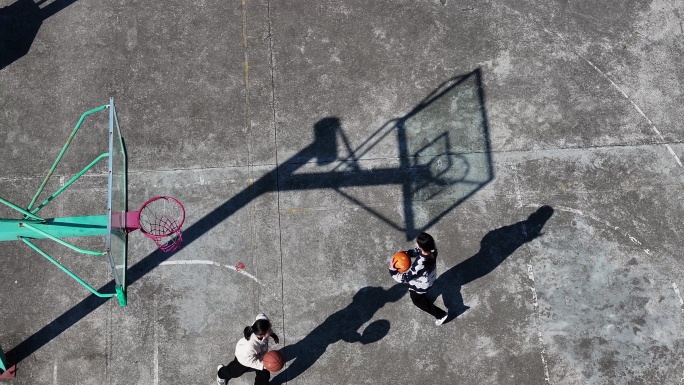 农村学校水泥地面篮球场学生投篮打球实拍