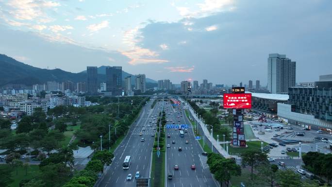 傍晚城市道路航拍城市交通车流多车道八车道