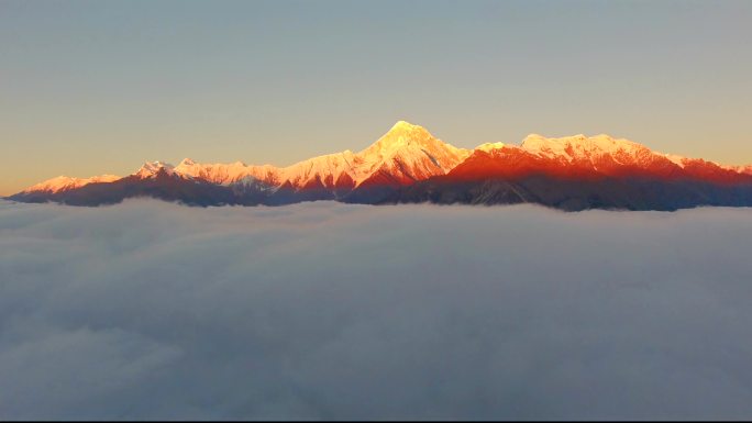 贡嘎云海翻涌日照金山【4K23.98帧】