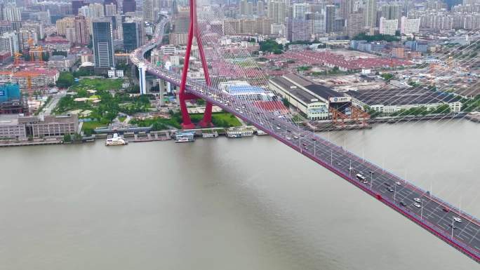 上海市浦东新区杨浦大桥城市车流交通船只船