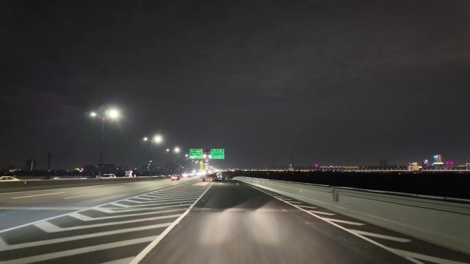 城市夜晚夜景开车第一视角汽车窗外沿途风景