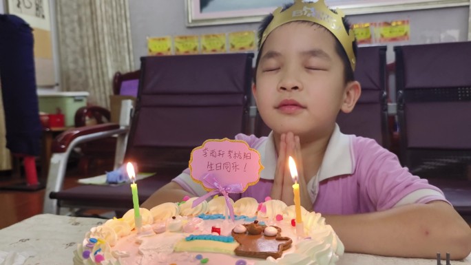 生日快乐小孩子生日家庭生活生日蛋糕切蛋糕