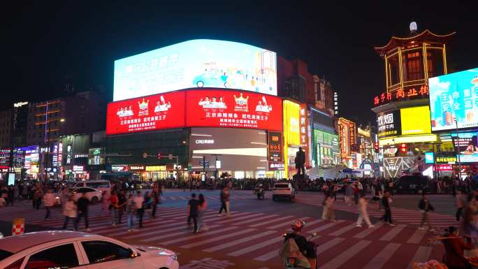 川流不息的长沙五一广场标志建筑