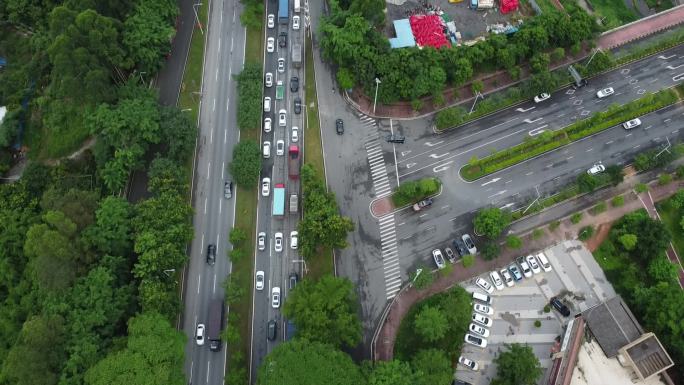 广东东莞：航拍星期五学校附近道路塞车现象